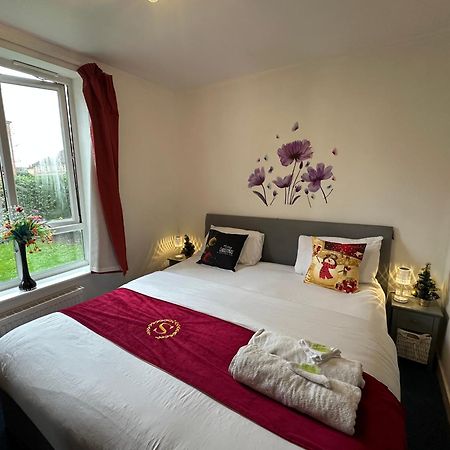 London 2 Bed 2 Bath Apartment Holiday Home - Free Parking - 3Min Walk To The Train Station - 19Min To London Liverpool Street 5Min To Victoria Line 1Gb Broadband Super Fast Internet Ground Floor 100S Of Shops Restaurants Bakeries 24-Hour Asda Superst Экстерьер фото