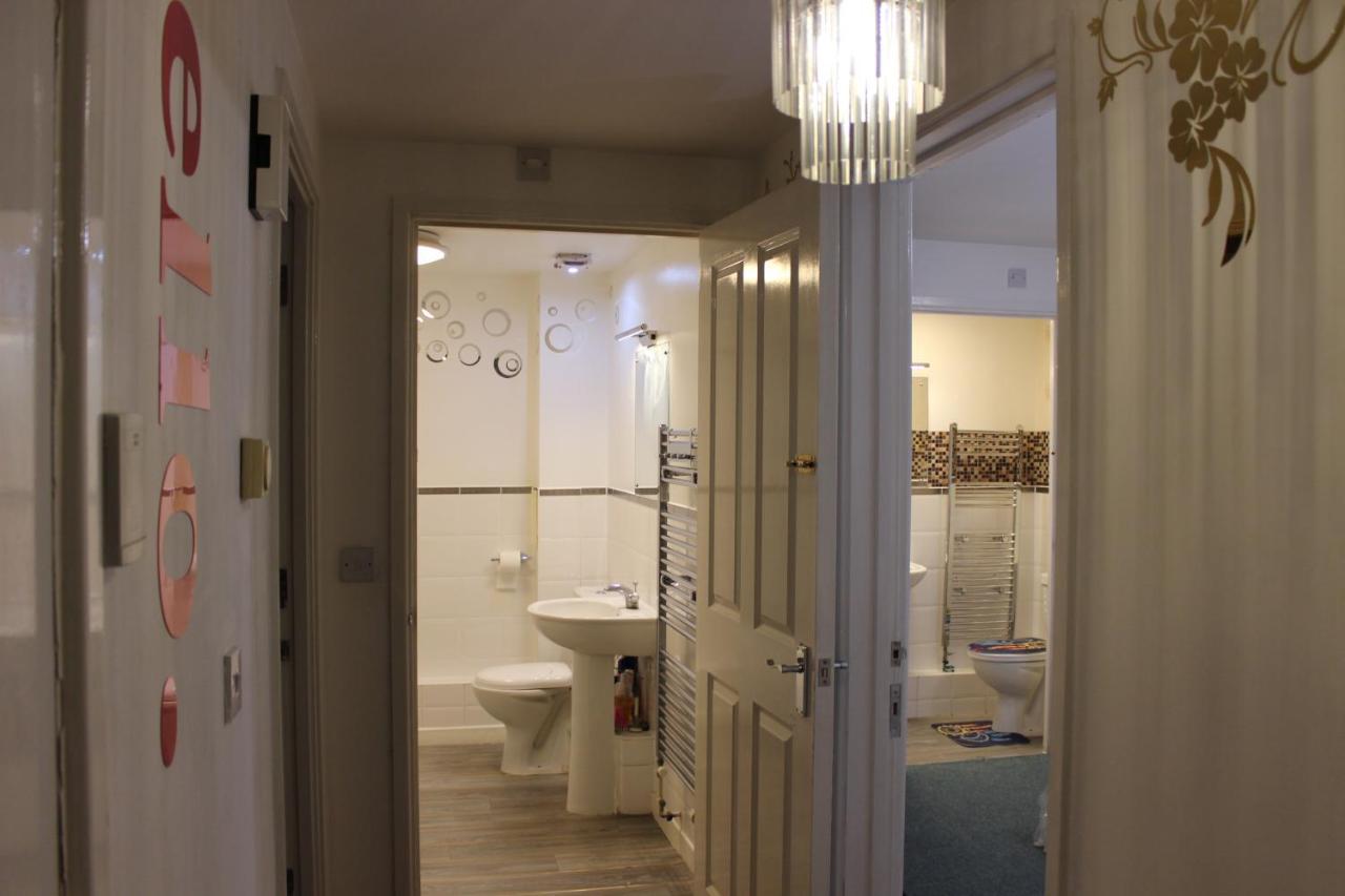 London 2 Bed 2 Bath Apartment Holiday Home - Free Parking - 3Min Walk To The Train Station - 19Min To London Liverpool Street 5Min To Victoria Line 1Gb Broadband Super Fast Internet Ground Floor 100S Of Shops Restaurants Bakeries 24-Hour Asda Superst Экстерьер фото