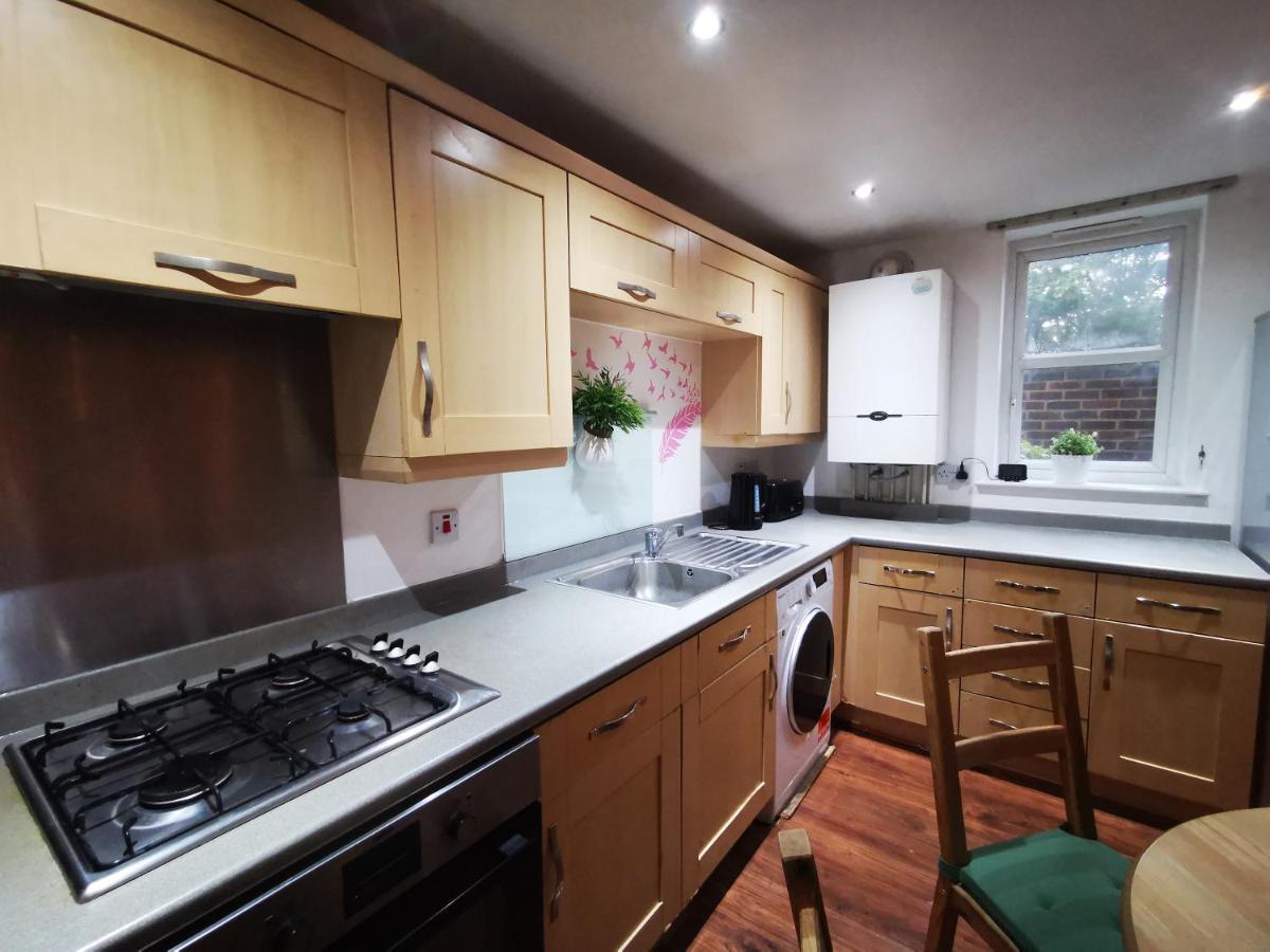 London 2 Bed 2 Bath Apartment Holiday Home - Free Parking - 3Min Walk To The Train Station - 19Min To London Liverpool Street 5Min To Victoria Line 1Gb Broadband Super Fast Internet Ground Floor 100S Of Shops Restaurants Bakeries 24-Hour Asda Superst Экстерьер фото