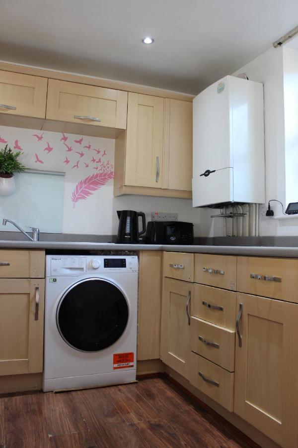 London 2 Bed 2 Bath Apartment Holiday Home - Free Parking - 3Min Walk To The Train Station - 19Min To London Liverpool Street 5Min To Victoria Line 1Gb Broadband Super Fast Internet Ground Floor 100S Of Shops Restaurants Bakeries 24-Hour Asda Superst Экстерьер фото