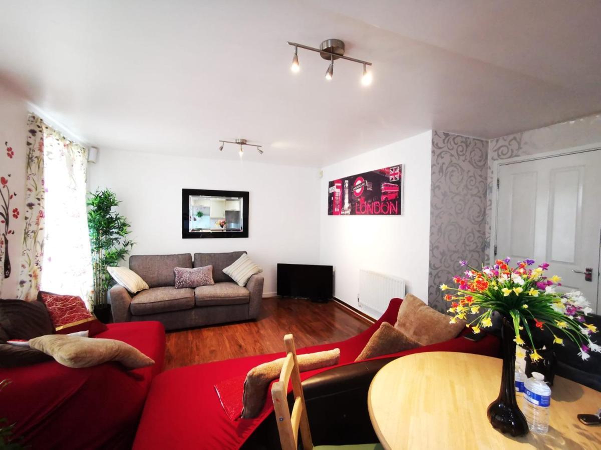 London 2 Bed 2 Bath Apartment Holiday Home - Free Parking - 3Min Walk To The Train Station - 19Min To London Liverpool Street 5Min To Victoria Line 1Gb Broadband Super Fast Internet Ground Floor 100S Of Shops Restaurants Bakeries 24-Hour Asda Superst Экстерьер фото