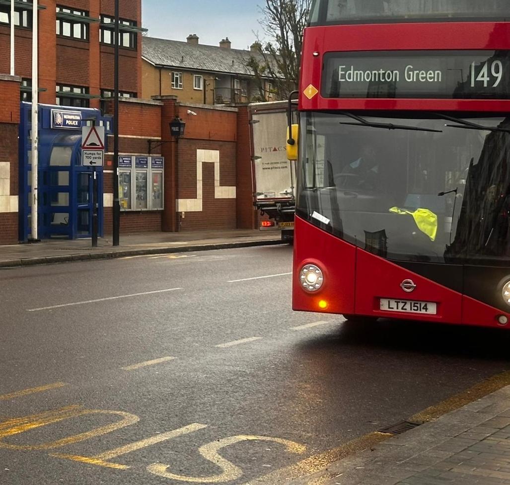 London 2 Bed 2 Bath Apartment Holiday Home - Free Parking - 3Min Walk To The Train Station - 19Min To London Liverpool Street 5Min To Victoria Line 1Gb Broadband Super Fast Internet Ground Floor 100S Of Shops Restaurants Bakeries 24-Hour Asda Superst Экстерьер фото