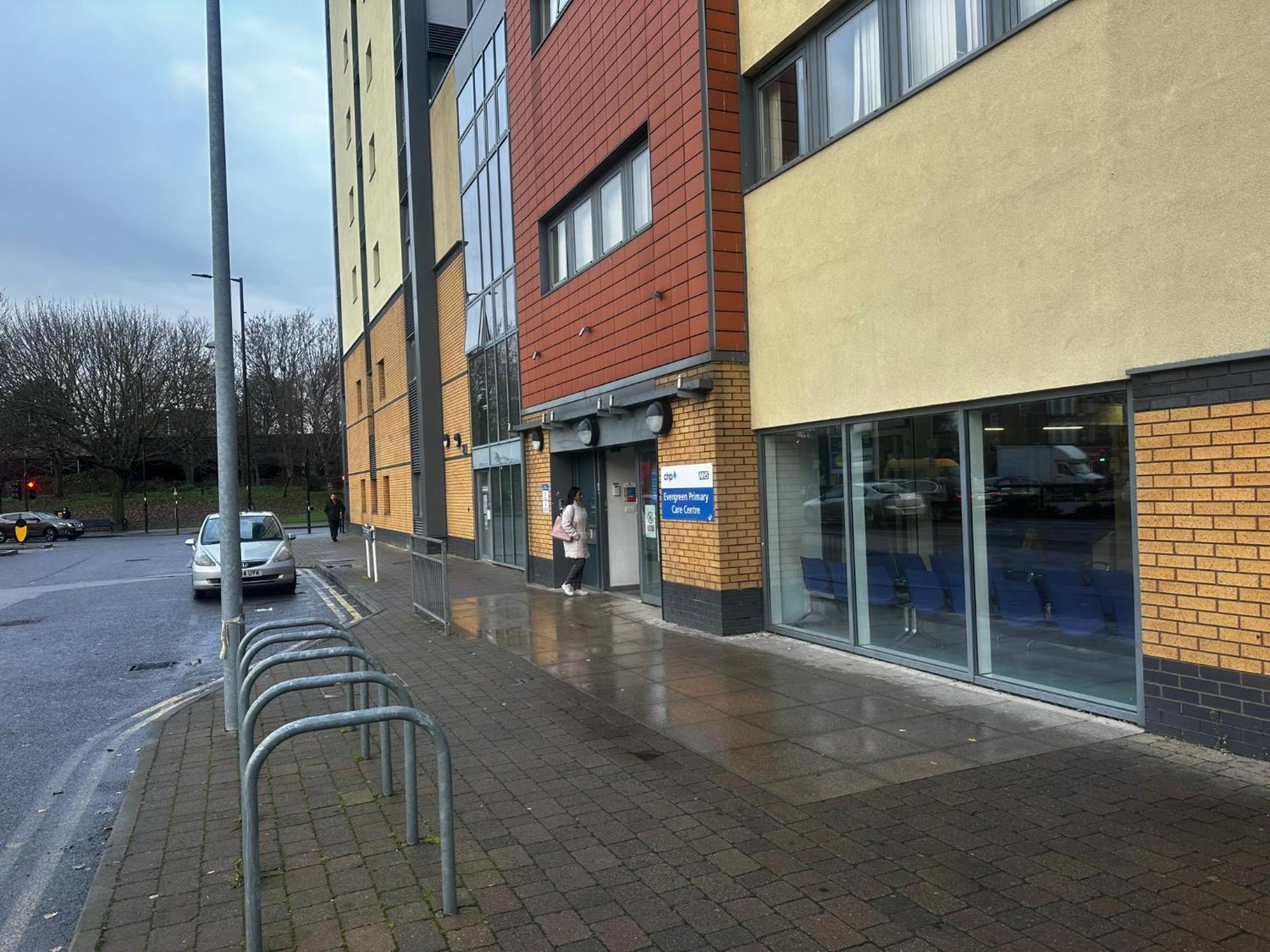 London 2 Bed 2 Bath Apartment Holiday Home - Free Parking - 3Min Walk To The Train Station - 19Min To London Liverpool Street 5Min To Victoria Line 1Gb Broadband Super Fast Internet Ground Floor 100S Of Shops Restaurants Bakeries 24-Hour Asda Superst Экстерьер фото