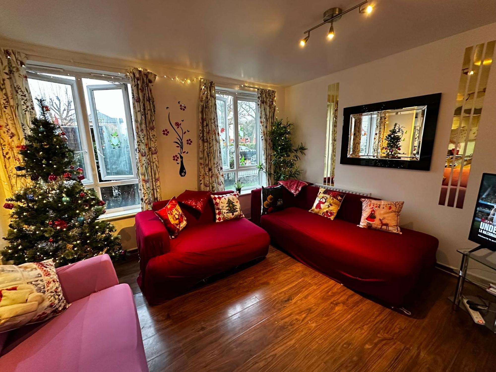 London 2 Bed 2 Bath Apartment Holiday Home - Free Parking - 3Min Walk To The Train Station - 19Min To London Liverpool Street 5Min To Victoria Line 1Gb Broadband Super Fast Internet Ground Floor 100S Of Shops Restaurants Bakeries 24-Hour Asda Superst Экстерьер фото