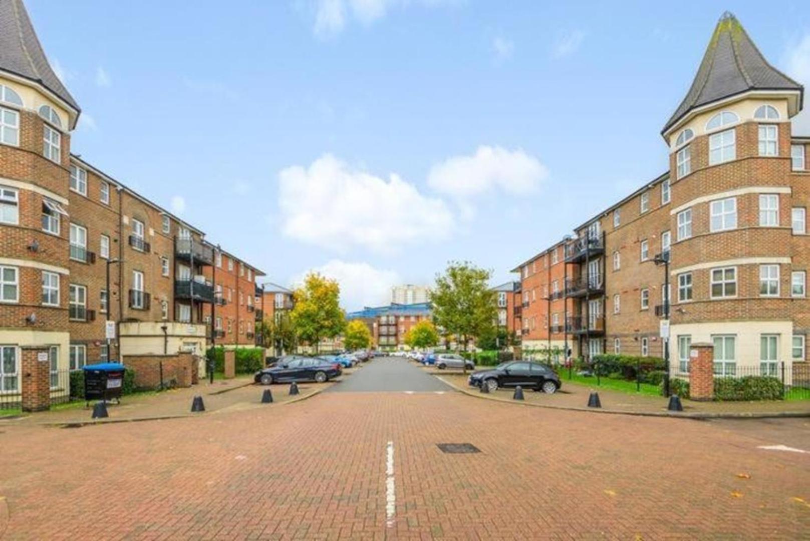 London 2 Bed 2 Bath Apartment Holiday Home - Free Parking - 3Min Walk To The Train Station - 19Min To London Liverpool Street 5Min To Victoria Line 1Gb Broadband Super Fast Internet Ground Floor 100S Of Shops Restaurants Bakeries 24-Hour Asda Superst Экстерьер фото