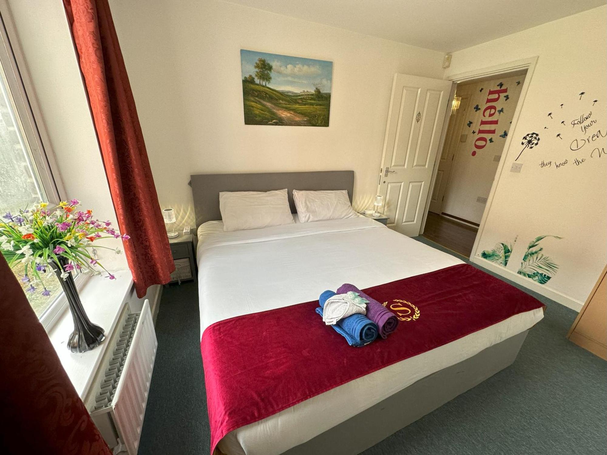 London 2 Bed 2 Bath Apartment Holiday Home - Free Parking - 3Min Walk To The Train Station - 19Min To London Liverpool Street 5Min To Victoria Line 1Gb Broadband Super Fast Internet Ground Floor 100S Of Shops Restaurants Bakeries 24-Hour Asda Superst Экстерьер фото