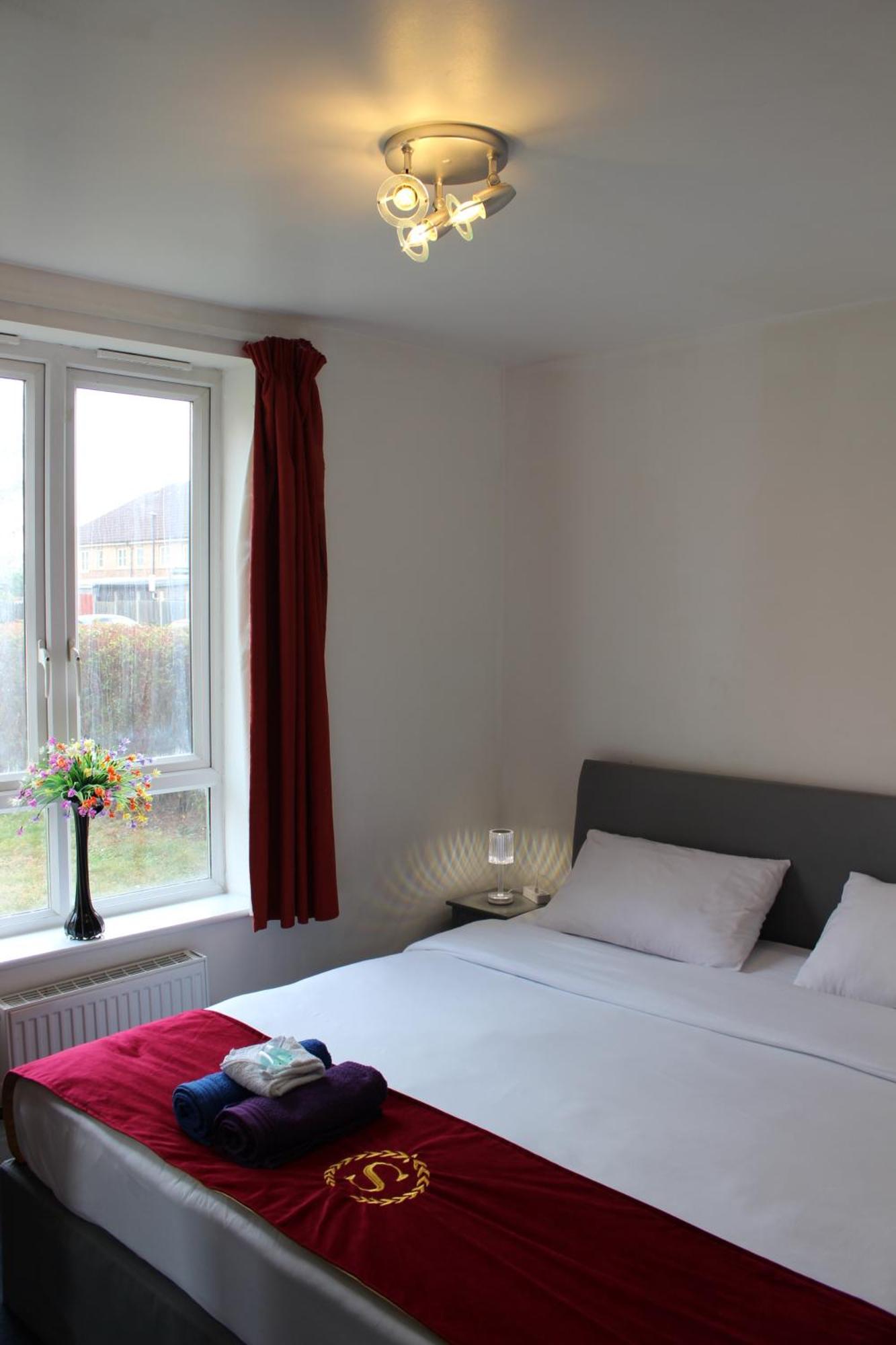 London 2 Bed 2 Bath Apartment Holiday Home - Free Parking - 3Min Walk To The Train Station - 19Min To London Liverpool Street 5Min To Victoria Line 1Gb Broadband Super Fast Internet Ground Floor 100S Of Shops Restaurants Bakeries 24-Hour Asda Superst Экстерьер фото
