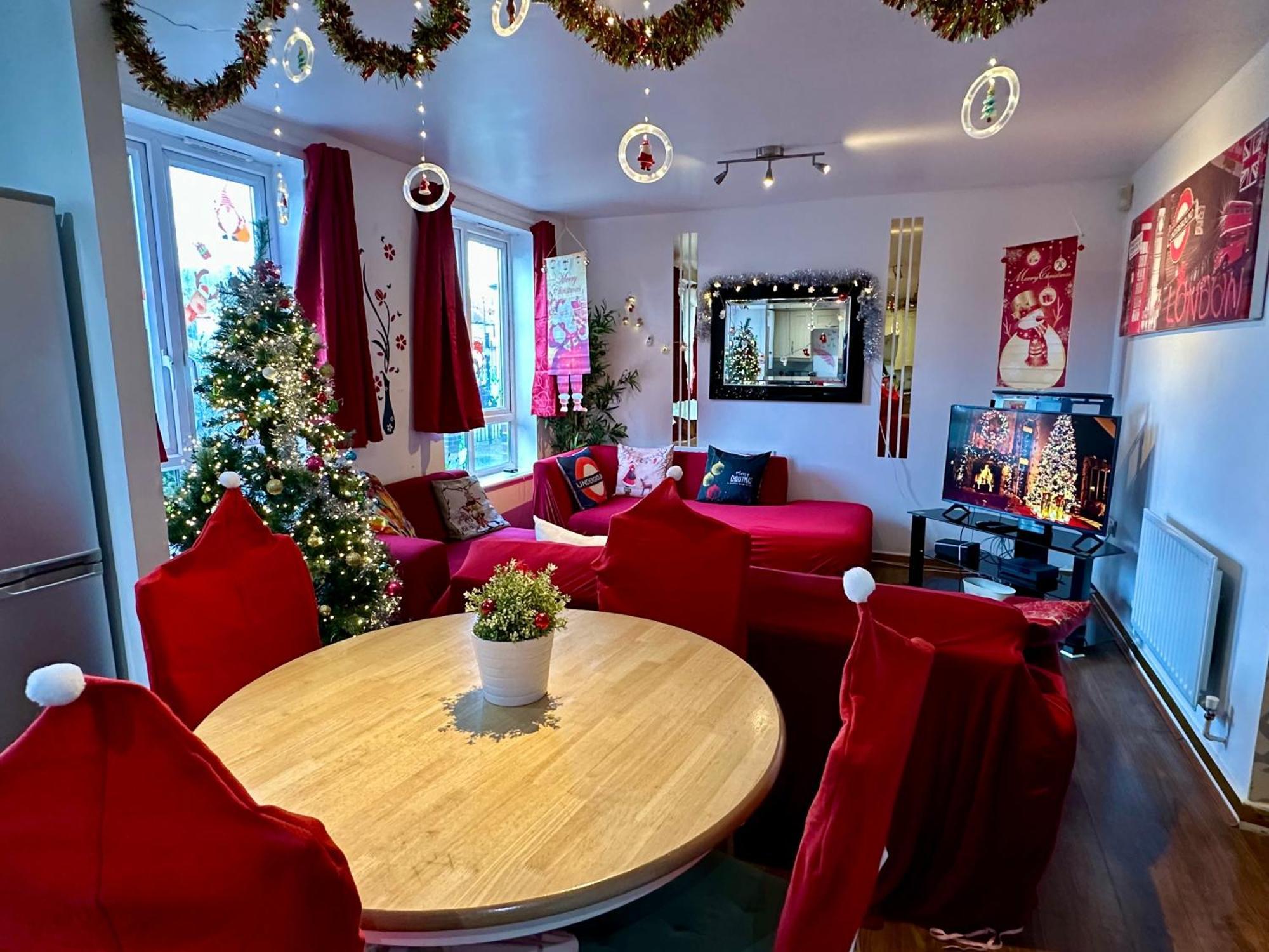 London 2 Bed 2 Bath Apartment Holiday Home - Free Parking - 3Min Walk To The Train Station - 19Min To London Liverpool Street 5Min To Victoria Line 1Gb Broadband Super Fast Internet Ground Floor 100S Of Shops Restaurants Bakeries 24-Hour Asda Superst Экстерьер фото