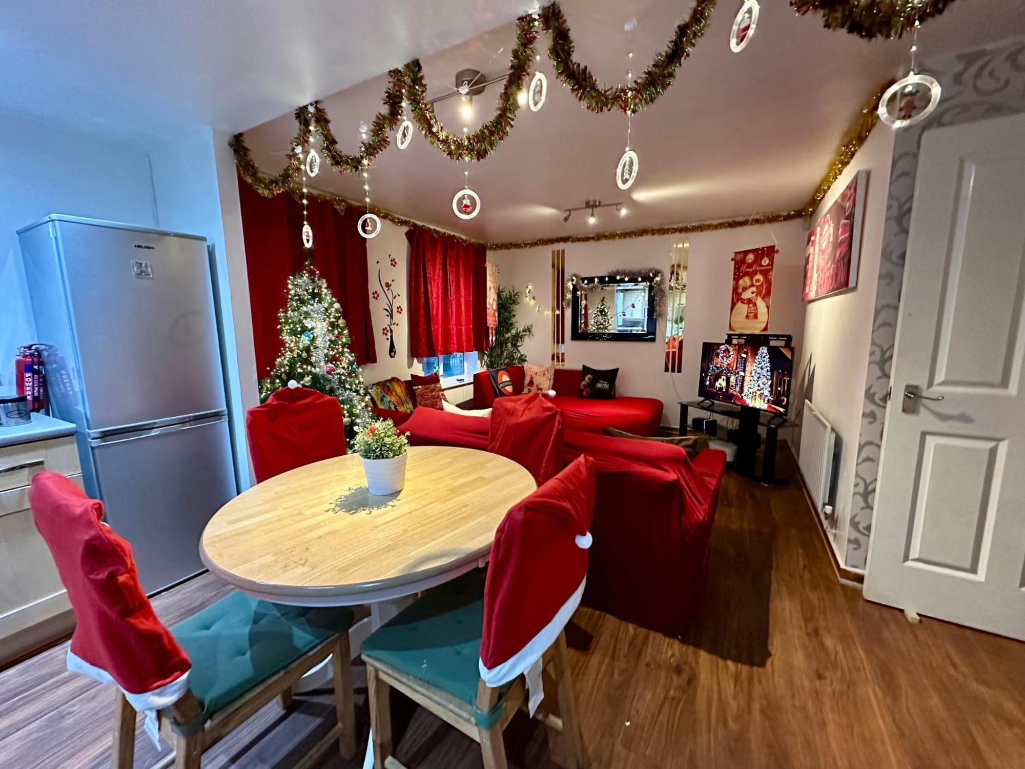 London 2 Bed 2 Bath Apartment Holiday Home - Free Parking - 3Min Walk To The Train Station - 19Min To London Liverpool Street 5Min To Victoria Line 1Gb Broadband Super Fast Internet Ground Floor 100S Of Shops Restaurants Bakeries 24-Hour Asda Superst Экстерьер фото